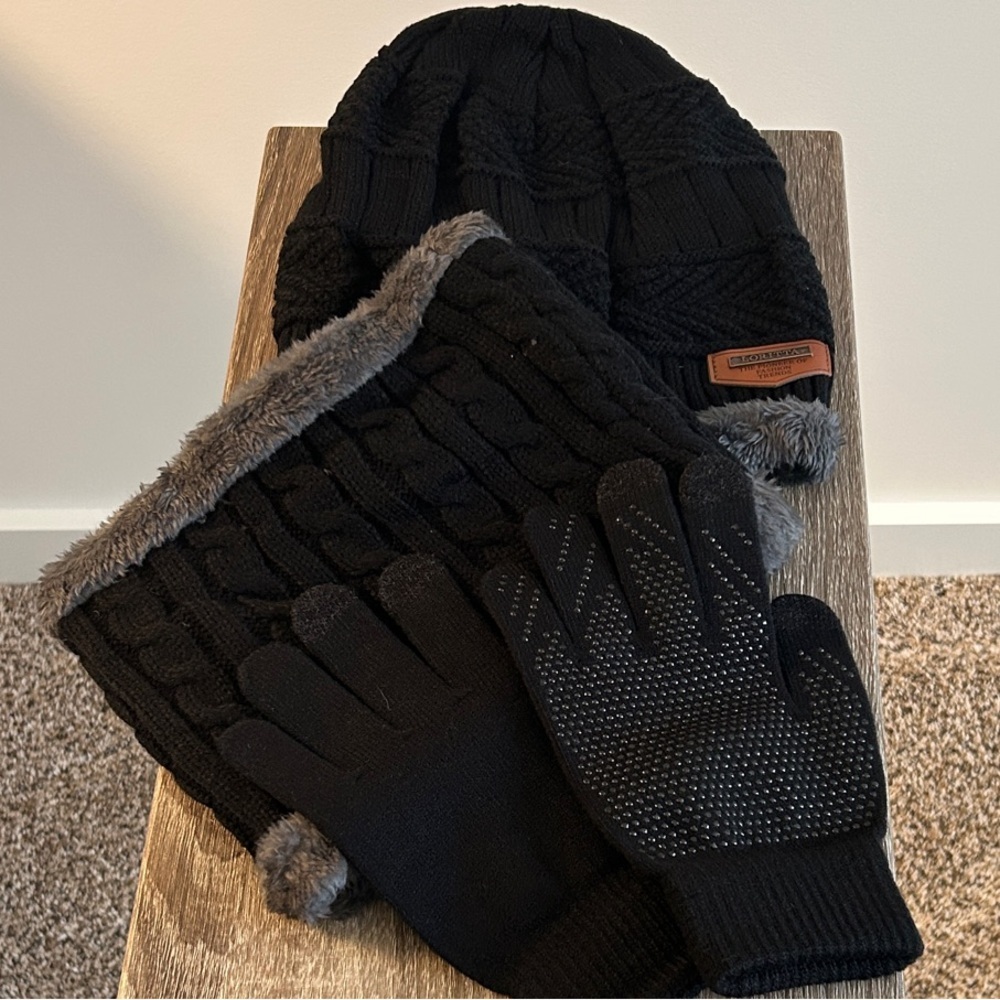 Legendary Whitetails Black and Gray Knit Gloves Set